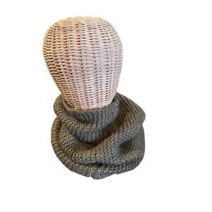 Green Knit Infinity Scarf – Cozy Chunky Winter Loop | Soft Warm Circle Scarf